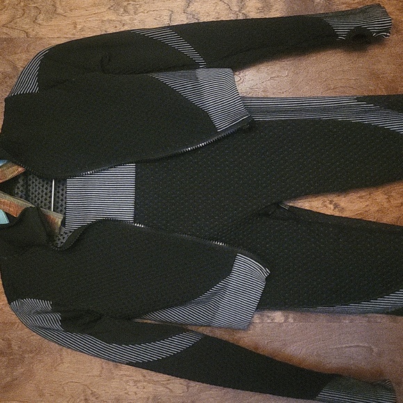 Black & Gray Two-Piece Workout / Yoga - Picture 2 of 9